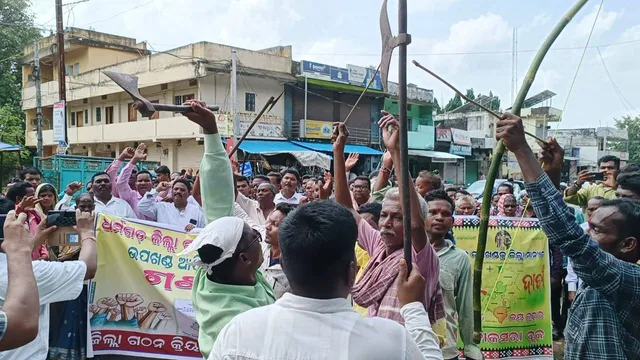 ୨୯ ଦିନରେ ପହଞ୍ଚିଲା ଧର୍ମଗଡ଼ ଜିଲ୍ଲା ଦାବି ଗଣଧାରଣା: ପାରମ୍ପରିକ ଅସ୍ତ୍ରଶସ୍ତ୍ର ଧରି ଗର୍ଜିଲା ଆଦିବାସୀ ମହାସଂଘ