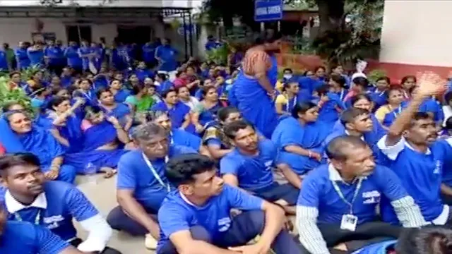 ନୂଆ ସଂସ୍ଥାକୁ ଟେଣ୍ଡର ବିରୋଧରେ କ୍ୟାପିଟାଲ ହସ୍ପିଟାଲରେ ସଫେଇ କର୍ମଚାରୀଙ୍କ ଆନ୍ଦୋଳନ