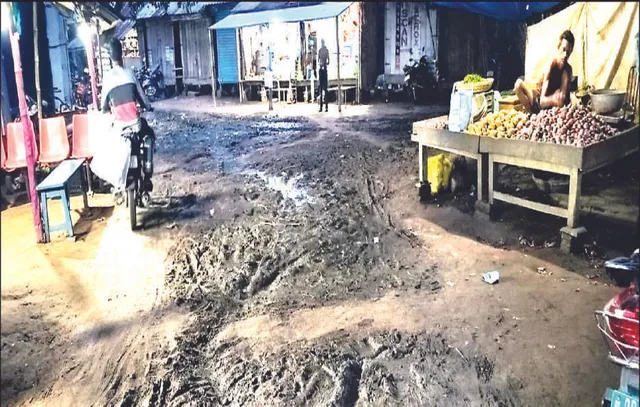 ପଙ୍କରେ ଭର୍ତ୍ତି ବଳଙ୍ଗା ବଜାର: ବ୍ୟବସାୟୀ କଲବଲ