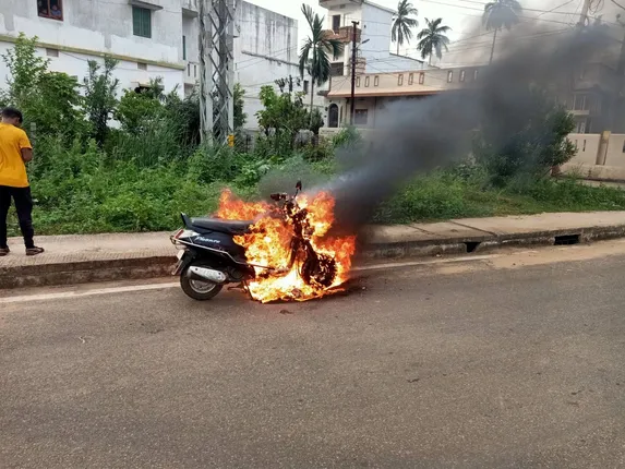 ଜଳିଗଲା ସ୍କୁଟି ଅଳ୍ପକେ ବର୍ତ୍ତିଲେ ଚାଳକ