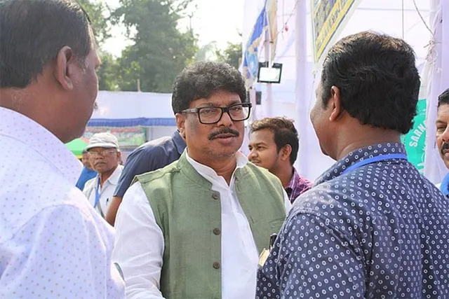 ଗଣଶିକ୍ଷା ମନ୍ତ୍ରୀଙ୍କ ବ୍ଲକ୍‌ରେ ଦାଦନ ସମସ୍ୟା ଉତ୍କଟ: ବିଲରେ ଖଟୁଛନ୍ତି ପଞ୍ଚାୟତ ପ୍ରତିନିଧି