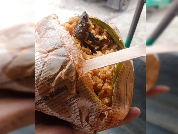 ‘ବେଙ୍ଗାଲୁରୁ ବନ୍ଦ’ରେ ନିୟୋଜିତ ପୁଲିସକର୍ମୀଙ୍କୁ ମଲା ମୂଷା ପଡ଼ିଥିବା ଖାଦ୍ୟ ଦେଇ ବନ୍ଧାହେଲେ ହୋଟେଲ ମାଲିକ