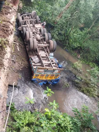 ଟାୟାର ଫାଟି ପୋଲ ତଳକୁ ଖସିଲା ଟ୍ରକ