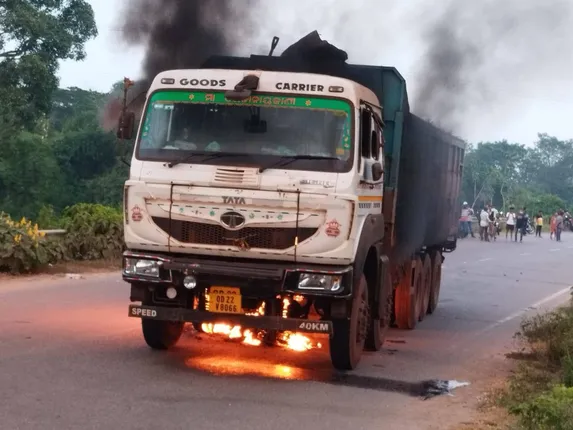 ମଦ୍ୟପ ଡ୍ରାଇଭରର ଉନ୍ମତ୍ତ କାଣ୍ଡ: ଟ୍ରକ୍‌ ସହିତ ଜଳିଗଲା ବାଇକ୍‌, ଜଣେ ଗୁରୁତର
