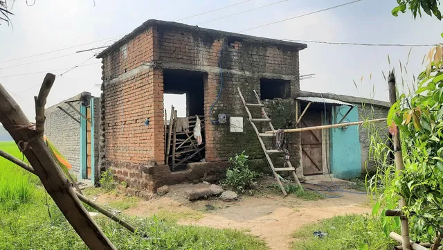 ଆଗରେ ବିଜୁ ପକ୍କାଘର, ପଛରେ ଚାଓମିନ କାରଖାନା