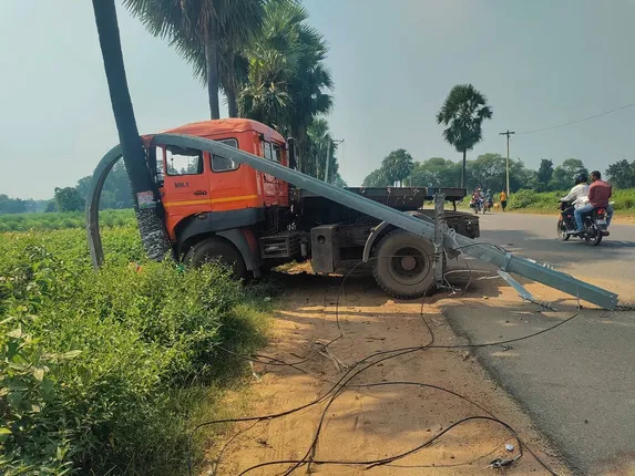ଭାରସାମ୍ୟ ହରାଇ ବିଦ୍ୟୁତ୍‌ ଖୁଣ୍ଟକୁ ପିଟିଲା ଟ୍ରକ୍‌