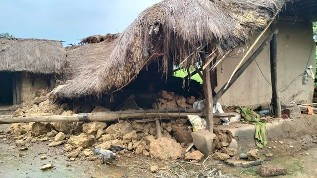 ଲଗାଣ ବର୍ଷାରେ ଧସିଲା ଘର, କ୍ଲବ ଘରେ ମୁଣ୍ଡ ଗୁଞ୍ଜିଛନ୍ତି ୨ ପରିବାର