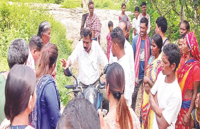 ବାଇକ୍‌ରେ ଦୁର୍ଗମ ଅଞ୍ଚଳ ବୁଲିଲେ ଗଜପତି ଜିଲ୍ଲାପାଳ