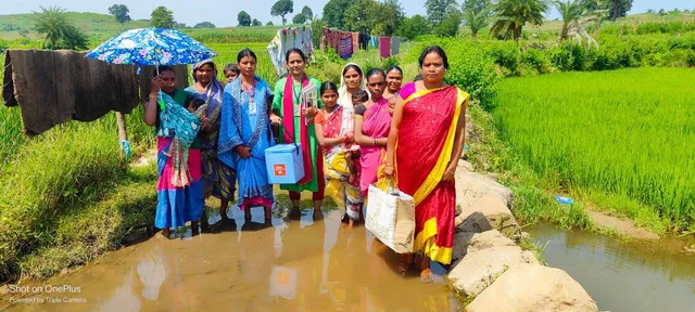 ରାସ୍ତା ନଥିବା ଗ୍ରାମ: ଚାଲିଚାଲି ଯାଇ ବେସରାଝରଣରେ ସେବା ଯୋଗାଇଲେ ସ୍ୱାସ୍ଥ୍ୟ କର୍ମଚାରୀ