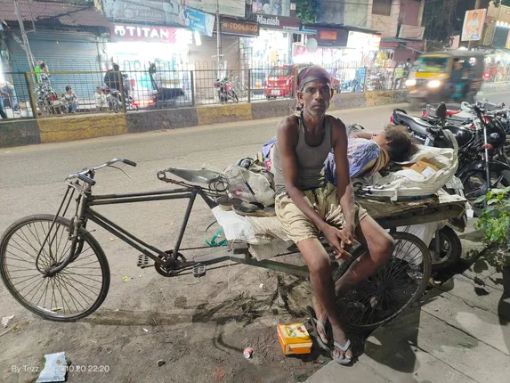 ପାର୍ବଣ ବୋଲି...ଠେଲାଗାଡ଼ିରେ ରାତ୍ରିଯାପନ