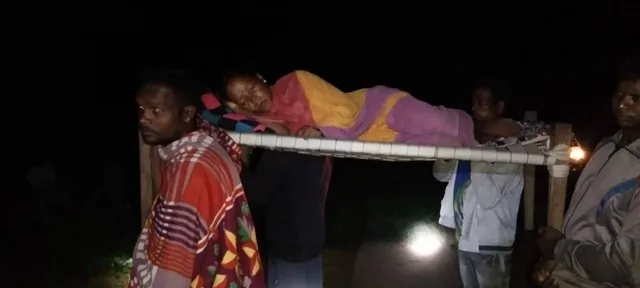 ଗାଁକୁ ନାହିଁ ପକ୍କା ରାସ୍ତା: ୨ କିଲୋମିଟର ଦୂରରେ ରହିଗଲା ଆମ୍ବୁଲାନ୍ସ