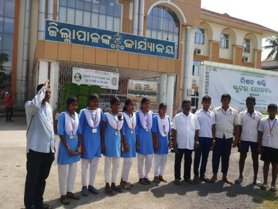 ବିଦ୍ୟାଳୟ ସମସ୍ୟା ନେଇ ଜିଲ୍ଲାପାଳଙ୍କ କାର୍ଯ୍ୟାଳୟ ସମ୍ମୁଖରେ ବିକ୍ଷୋଭ 