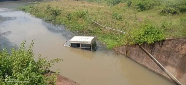 ବାଘନଦୀ ଭିତରକୁ ପଶିଲା ମହାପ୍ରୟାଣ ଗାଡ଼ି, ଅଳ୍ପକେ ବର୍ତ୍ତିଲେ ଗାଡ଼ି ଚାଳକ