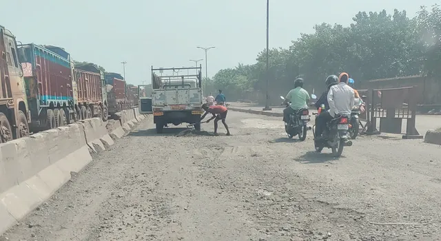 ଯନ୍ତ୍ରଣାଦାୟକ ପାଲଟିଛି ବନ୍ଦର ନଗରୀ ମୁଖଶାଳା: ଖାଲଖମା ଭର୍ତ୍ତି, ନାକ ଟେକୁଛନ୍ତି ପର୍ଯ୍ୟଟକ