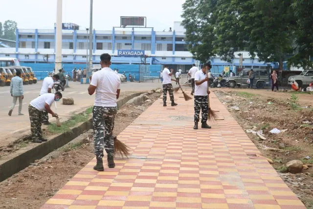 ସ୍ବଚ୍ଛ ଭାରତ ଅଭିଯାନ: ରେଳଷ୍ଟେସନରେ ୧ ଘଣ୍ଟା ଶ୍ରମଦାନ କଲେ ସିଆରପିଏଫ୍‌ ଯବାନ