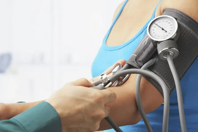 ଉଚ୍ଚ ରକ୍ତଚାପକୁ ଅଣଦେଖା କରୁଛନ୍ତି କି? ଚାଲି ଯାଇପାରେ ଜୀବନ; ଏପରି ରହନ୍ତୁ ସତର୍କ