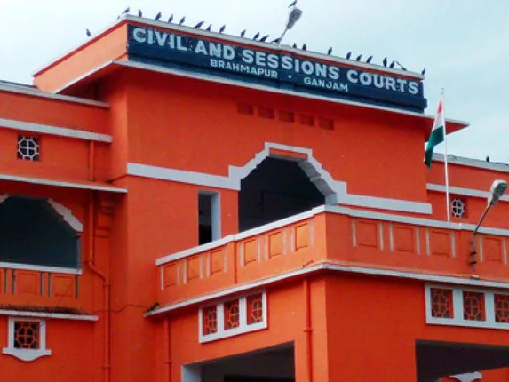 କୋର୍ଟରେ ପହଞ୍ଚି ପଥରମାଡ କଲେ ଯୁବକ, ଭାଙ୍ଗିଲା କମ୍ପ୍ୟୁଟର ଓ ଅନ୍ୟ ଆସବାବପତ୍ର