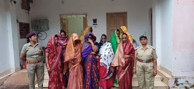 ଯାତ୍ରୀବାହୀ ବସରେ ଗଞ୍ଜେଇ ଚାଲାଣ କରୁଥିଲେ: ପୁଲିସ ହାତରେ ଧରାପଡ଼ିଲେ ୯ ମହିଳା