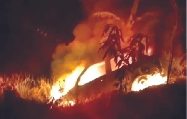 ଜଳିଗଲା ଚଳନ୍ତା କାର୍‌, ଚାଳକଙ୍କ ଉପସ୍ଥିତି ବୁଦ୍ଧି ‌ପାଇଁ ବର୍ତ୍ତିଗଲେ ୪