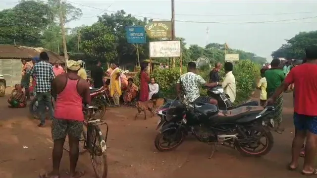 ଡୁବୁରି ମୁଖ୍ୟ ରାସ୍ତାରେ ଟ୍ରକ ଦୁର୍ଘଟଣାରେ ବାଇକ ଆରୋହୀ ଗୁରୁତର, ରାସ୍ତା ଅବରୋଧ