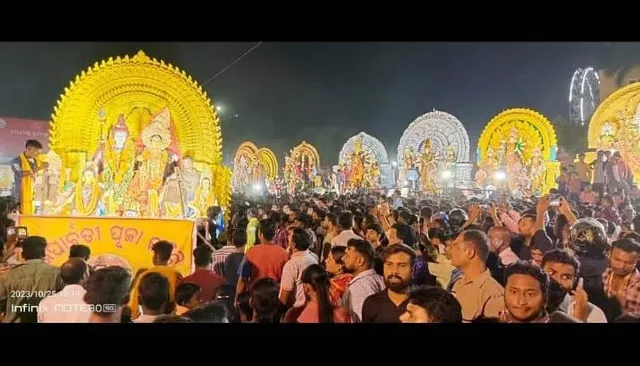 ଭସାଣ ପୂର୍ବରୁ ନୟାପଲ୍ଲୀ ମେଳଣ ପଡ଼ିଆରେ ମା’ଙ୍କ ମେଢ଼।