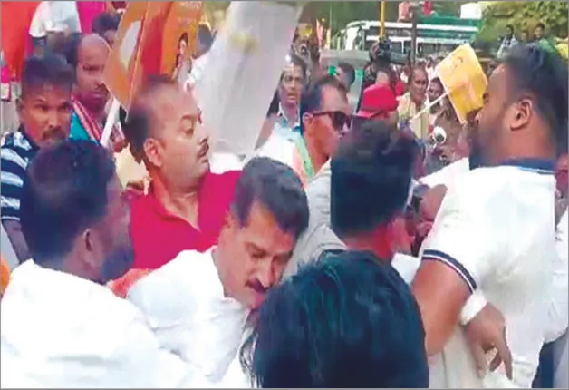 ପଦାରେ ପଡ଼ିଲା ବିଜେପି ଅନ୍ତଃକନ୍ଦଳ: ମନମୋହନଙ୍କ ସାମ୍ନାରେ ହାତାହାତି