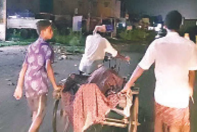 ଟଙ୍କା ନଥିବାରୁ ସ୍ତ୍ରୀ ଶବକୁ ୫ କିମି ଟ୍ରଲିରେ ବୋହିଲେ ସ୍ୱାମୀ