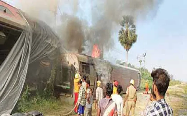 ବାହାନଗା ଦୁର୍ଘଟଣାଗ୍ରସ୍ତ ରେଳ ଡବାରେ ନିଆଁ