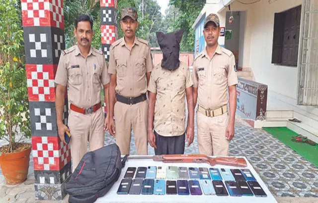 ପୁଅ ସହ ଗଢ଼ିଥିଲା ଗ୍ୟାଙ୍ଗ୍‌, ବାପା ଗିରଫ: ୨୪ ଦାମିକା ମୋବାଇଲ୍, ଦେଶୀ ବନ୍ଧୁକ ଜବତ