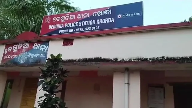 ଥାନାରୁ ଜବତ ବାଣ ଓ ମଦ ଚୋରାଚାଲାଣ ବେଳେ ଧରାପଡ଼ିଲେ ହୋମଗାର୍ଡ ଓ କାର୍ ଡ୍ରାଇଭର୍: ଉଭୟଙ୍କୁ ବାନ୍ଧିଲା ପୁଲିସ୍