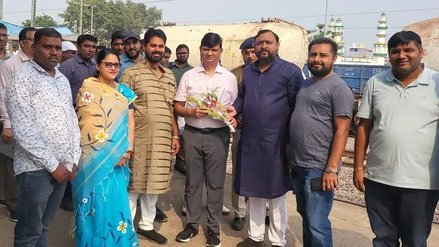 ଖରିଆରରୋଡ ରେଲଓ୍ବେ ଷ୍ଟେସନରେ ସମ୍ବଲପୁର ଡିଆରଏମ୍, ନୂଆପଡ଼ା ଷ୍ଟେସନରେ ସମତା ଏକ୍ସପ୍ରେସ ରହଣି ଦାବି