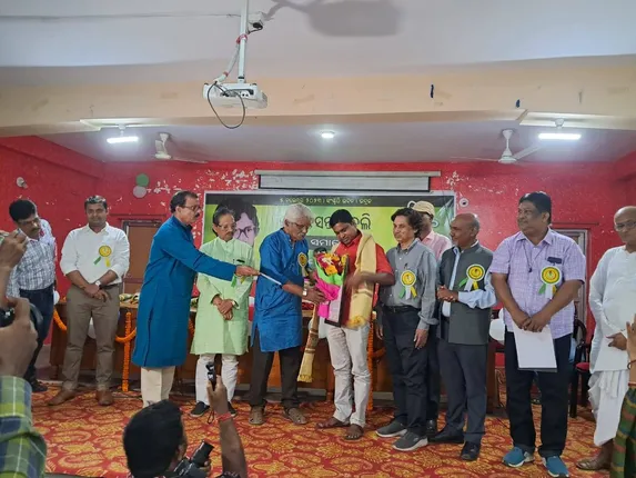 କବି ବସନ୍ତ ମୁଦୁଲି ରାଜ୍ୟସ୍ତରୀୟ ସମାରୋହରେ ଯୁବକବି ନରେନ୍ଦ୍ର ଭୋଇ ଓ ଚିତ୍ତରଞ୍ଜନ ନାୟକ ପୁରସ୍କୃତ