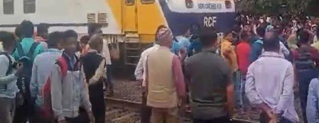 ବଗି ସଂଖ୍ୟା ବୃଦ୍ଧି ଦାବି: ତାପଙ୍ଗ ଷ୍ଟେସନରେ ପଲାସା-କଟକ ପାସେଞ୍ଜର ଟ୍ରେନକୁ ଅଟକାଇଲେ ଲୋକେ