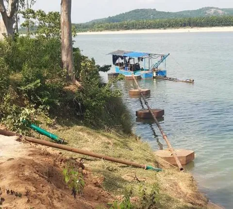 ଡଙ୍ଗାରେ ବୈତରଣୀରୁ ବାଲି ପରିବହନ