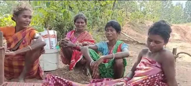 ପୁଣି ଜନନୀ ଯନ୍ତ୍ରଣା: ରାସ୍ତା ନ ଥିବାରୁ ଆସି ପାରିଲାନି ଆମ୍ବୁଲାନ୍ସ, ବାଟରେ ଶିଶୁପୁତ୍ରକୁ ଜନ୍ମ ଦେଲେ ମହିଳା