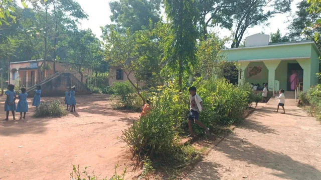 ବାଲୁପାଙ୍ଗା ପ୍ରାଥମିକ ବିଦ୍ୟାଳୟର ବିକଳ ଚିତ୍ର: ୫ଟି ଶ୍ରେଣୀକୁ ଦୁଇଟି କକ୍ଷ, ଦୁଇ ଜଣ ଶିକ୍ଷୟିତ୍ରୀ