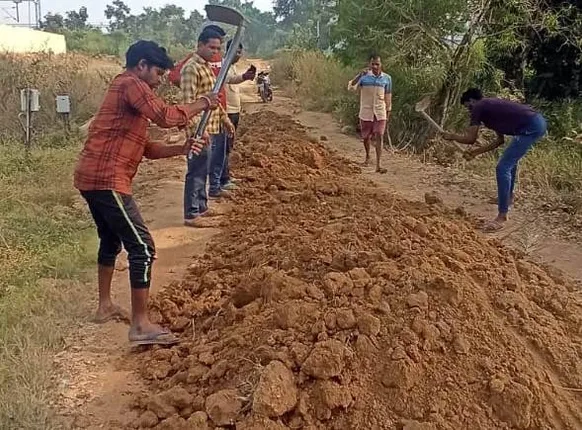 ଶୁଣିଲାନି ପ୍ରଶାସନ: ଯୁବଗୋଷ୍ଠୀ କଲେ ରାସ୍ତା ମରାମତି