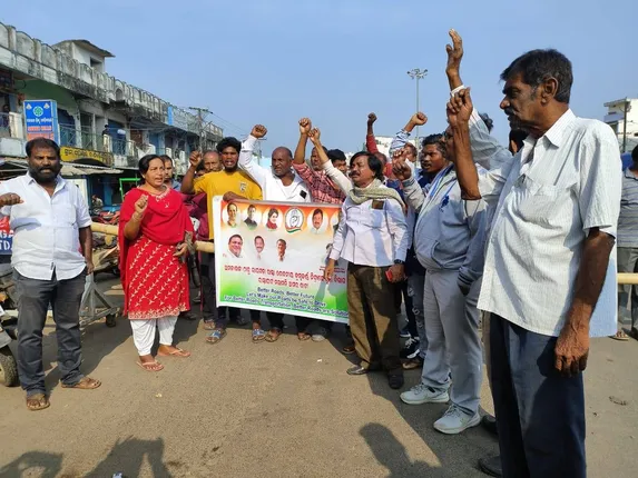 ୩୨୬ ଜାତୀୟ ରାଜପଥ ମରାମତି ଦାବି: ଜେକେପୁରରେ ରାୟଗଡ଼ା ଜିଲ୍ଲା କଂଗ୍ରେସ ତରଫରୁ ୪ ଘଣ୍ଟିଆ ବନ୍ଦ