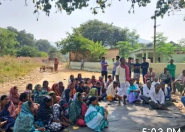 ଗଛ କାଟି ବେଆଇନ ଖଣି ସର୍ଭେକୁ ବିରୋଧ: ପ୍ରଶାସନ ଓ ଗ୍ରାମବାସୀଙ୍କ ଆଲୋଚନା ବିଫଳ