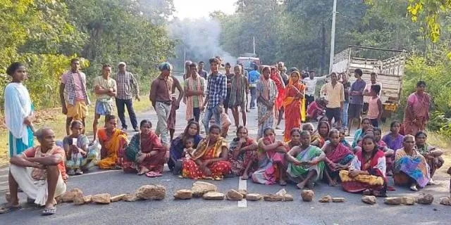 ଦୁର୍ଘଟଣାରେ ମୃତ ମହିଳାଙ୍କ ଶବ ରଖି ରାସ୍ତାରୋକ