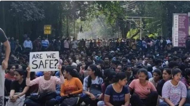 ଆଇଆଇଟି-ବିଏଚୟୁରେ ଛାତ୍ରୀଙ୍କୁ ଅସଦାଚରଣ; ଅଜ୍ଞାତ ବାଇକ୍‌ ଆରୋହୀ ଛାତ୍ରୀଙ୍କୁ ନଗ୍ନ କରିବା ଘଟଣାକୁ ନେଇ ରାସ୍ତାକୁ ଓହ୍ଲାଇଲେ ଛାତ୍ରଛାତ୍ରୀ