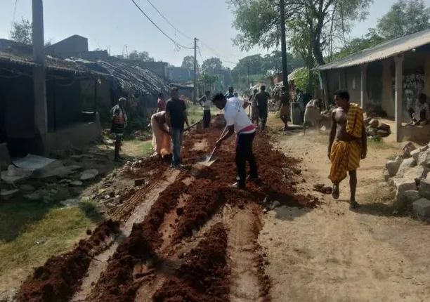 ଭଲ ଖବର: ପ୍ରଶାସନ କରିପାରିଲାନି, ଗ୍ରାମବାସୀ କଲେ ରାସ୍ତା ମରାମତି