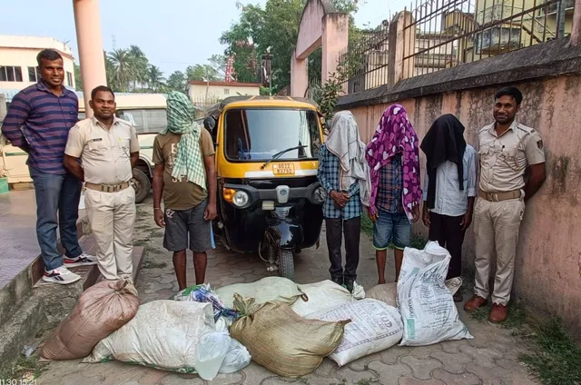 ଅବକାରୀ ବିଭାଗ ଓ ପୁଲିସର ମିଳିତ ଚଢ଼ାଉ: ବିପୁଳ ପରିମାଣର ଦେଶୀ ମଦ ସହ ଅଟୋ ଜବତ, ୪ ଗିରଫ