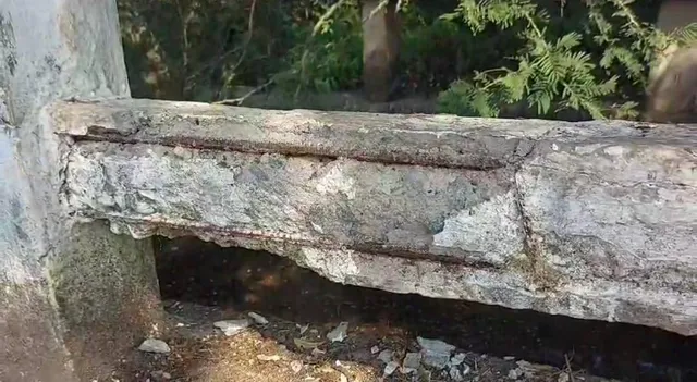 ମାଣିବନ୍ଧ-କୋହ୍ଲୁଅପାଟଣା ପ୍ରଧାନମନ୍ତ୍ରୀ ଗ୍ରାମ୍ୟ ସଡ଼କ ଜାଲିଆତି: ଭଙ୍ଗା ପୋଲରେ ଚୂନ ମାରି ଖାଇଗଲେ ମରାମତି ଟଙ୍କା