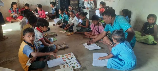 ସୀମାନ୍ତ ନୂଆକୁଶ ଗ୍ରାମର ଦୁଃଖ: ବିପଦପୂର୍ଣ୍ଣ ଅବସ୍ଥାରେ ୨କିମି ସ୍କୁଲ ଓ ଅଙ୍ଗନବାଡ଼ି ଯାଆନ୍ତି ଛାତ୍ରଛାତ୍ରୀ