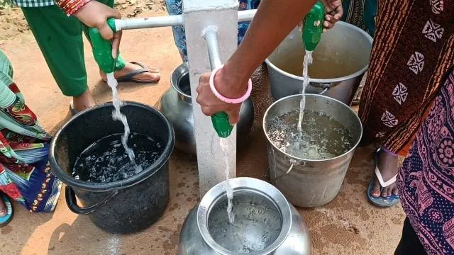 ଦୀପତଳ ଅନ୍ଧାର: ପାନୀୟ ଜଳ ସଙ୍କଟରେ ଘାଣ୍ଟି ହେଉଛି ମୁଣ୍ଡାରି, ଭୂମିଜ ବସ୍ତି