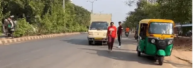 ରାଜଧାନୀ ରାସ୍ତାରେ ନିଆରା ଦୃଶ୍ୟ: ହାତରେ ମୃତ କୁକୁରକୁ ରାସ୍ତାରୁ ଉଠାଇଲେ ଯୁବତୀ