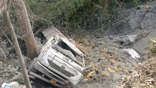 ୩୦ଫୁଟ୍ ବ୍ରିଜ ତଳକୁ ଖସିଲା ସିମେଣ୍ଟ ବୋଝେଇ ଟ୍ରକ, ଅଳ୍ପକେ ବର୍ତ୍ତିଲେ ଚାଳକ