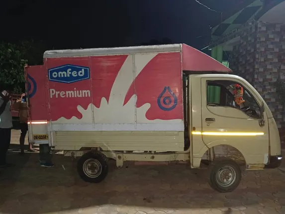 ଓମ୍‌ଫେଡ ଗାଡ଼ିରେ କାଠ ଚାଲାଣ, ୨ ଅଟକ