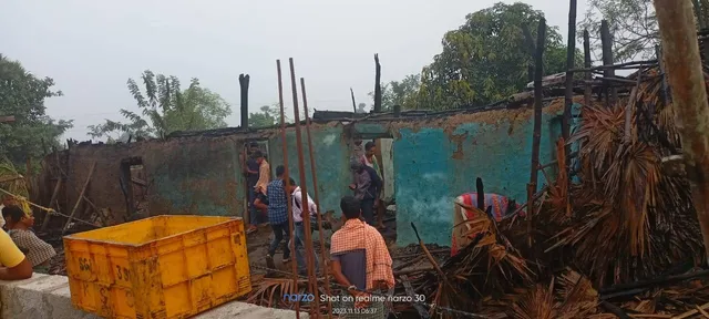 ବାଲିପାଟପୁରରେ ଭୟାବହ ଅଗ୍ନିକାଣ୍ଡ: ଜଳିଗଲା ୬ ବଖରା ଘର, ଛଅ ଗୋରୁ ଜୀବନ୍ତ ଦଗ୍ଧ